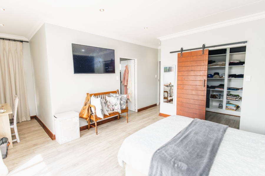 5 Bedroom Property for Sale in Somerton Estate Free State